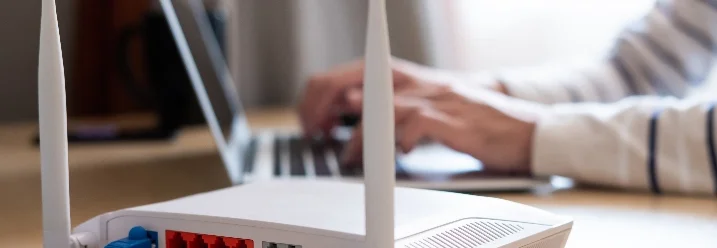 WLAN-Router auf einem Tisch